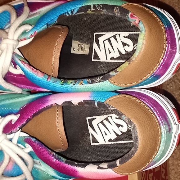 Vans - Picture 3 of 5